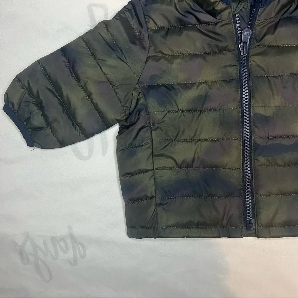 Baby Gap Cold Controlled Hooded Puffer Jacket in Green Camo in Size 0-6 Months